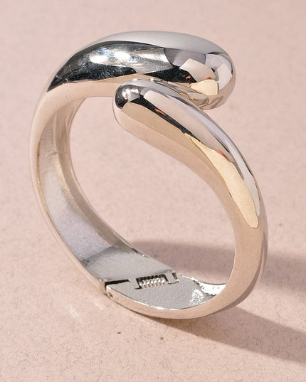 Chunky silver bracelet with twisted asymmetrical shape and shine

